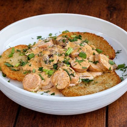 Драники с грибами и колбасками в сливочном соусе