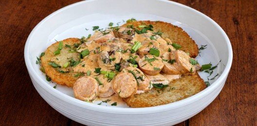 Драники с грибами и колбасками в сливочном соусе
