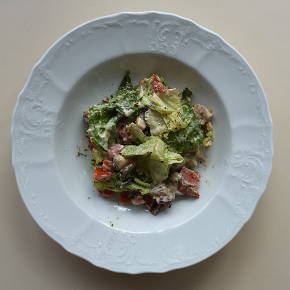 Салат с цыплёнком, грибами и ореховой заправкой