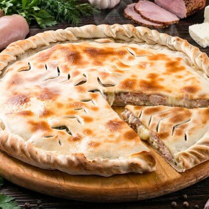 Пирог с курицей, ветчиной и сыром