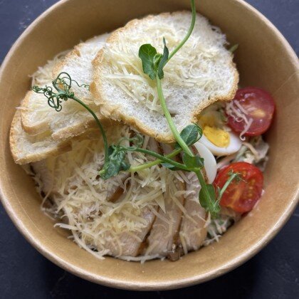 Салат "Цезарь с печеным цыпленком и перепелиным яйцом"