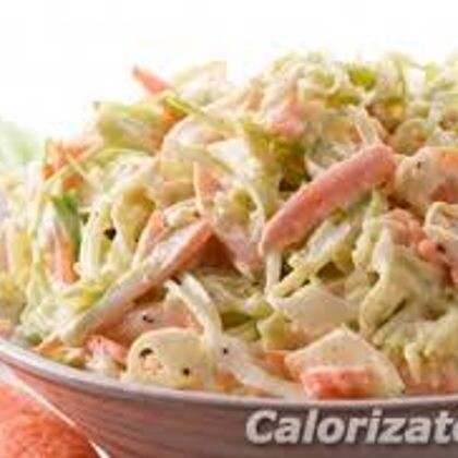 Салат из капусты со свежим огурцом с майонезом и сметаной
