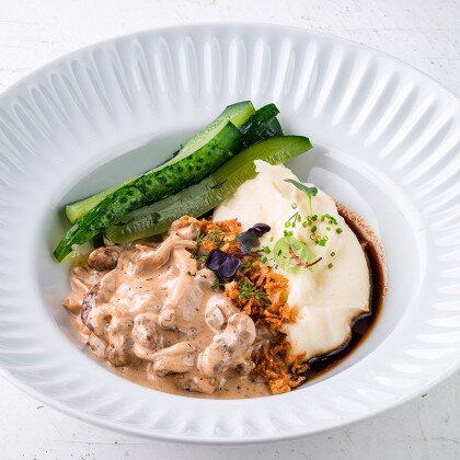 Бефстроганов с вешенками, пюре и малосольным огурцом