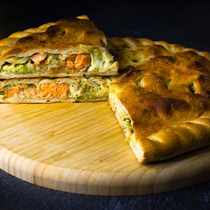 Пирог с форелью и брокколи