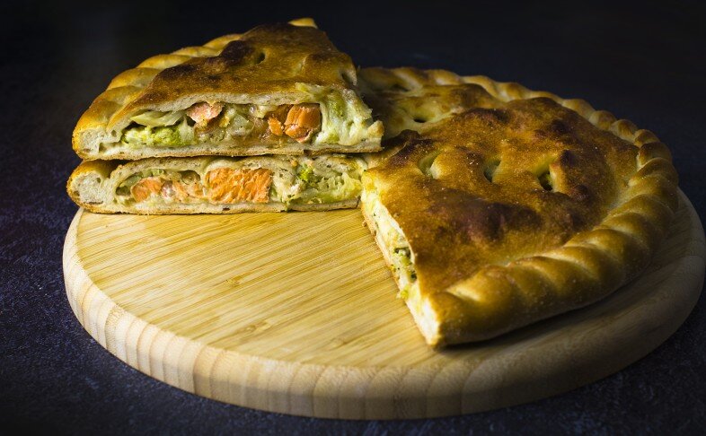 Пирог с форелью и брокколи