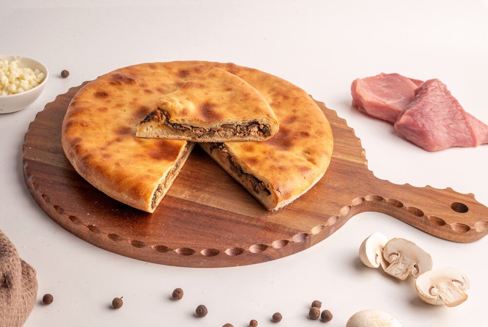 Пирог с мясом, грибами и сыром