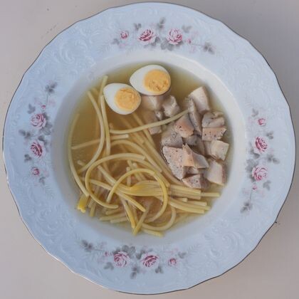 Суп куриный с лапшой и перепелиным яйцом