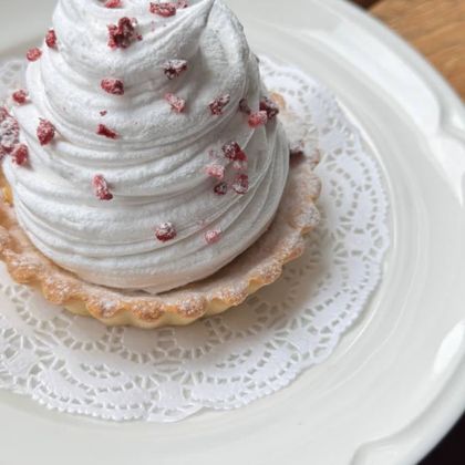 Корзинка с вишней и белковым кремом