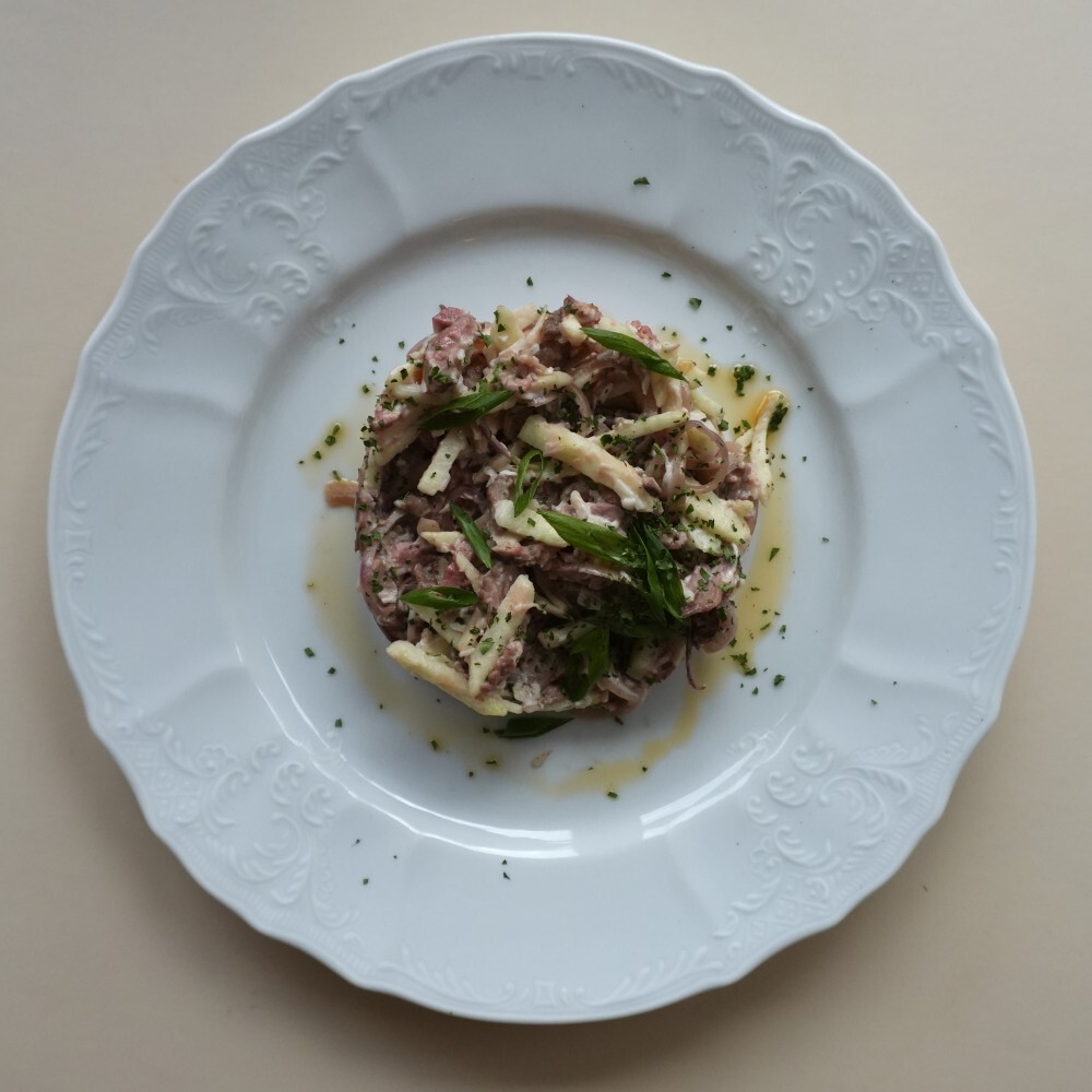 Салат с говядиной и сладкими яблоками