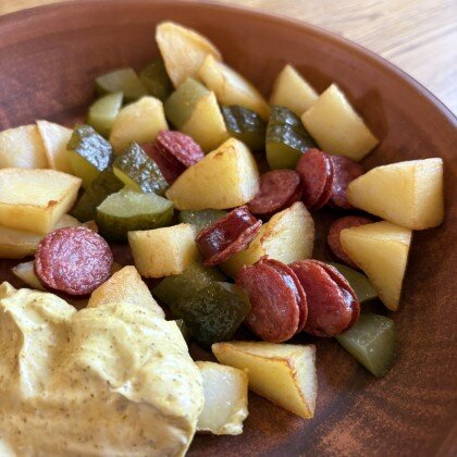 Охотничий салат с колбасками