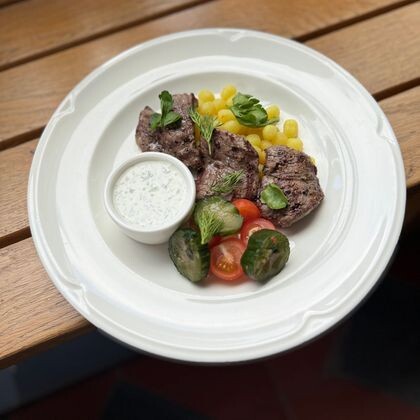 Медальоны из говядины с жареными ньокки, ,малосольным огурцом и соусом дзадзыки