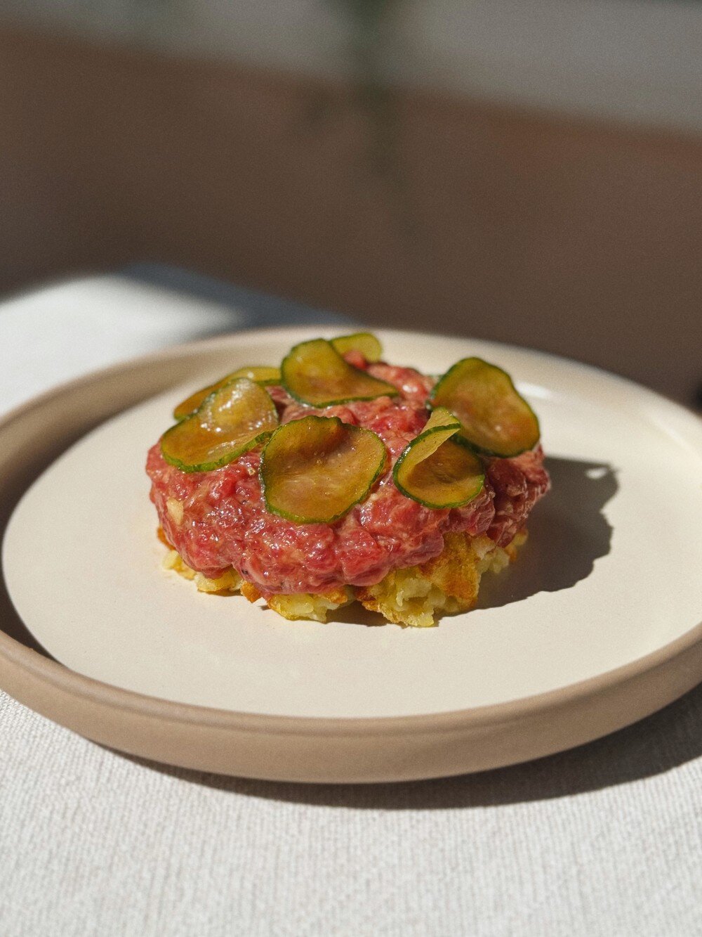 Тартар из говядины с мятым картофелем и пикули
