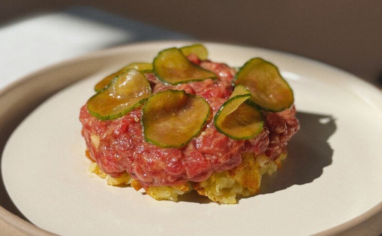 Тартар из говядины с мятым картофелем и пикули