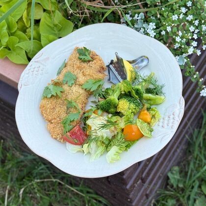 Венский шницель из свинины с жареным брокколи и салатом