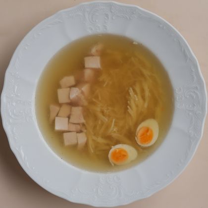 Куриный бульон с лапшой и перепелиным яйцом
