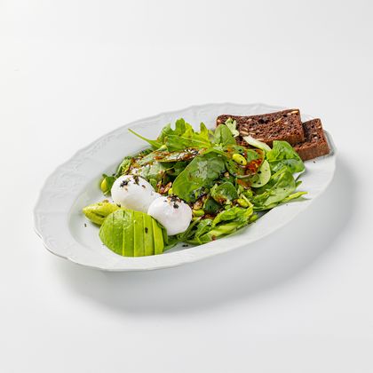 Зеленый салат, бобы эдамаме с яйцом пашот