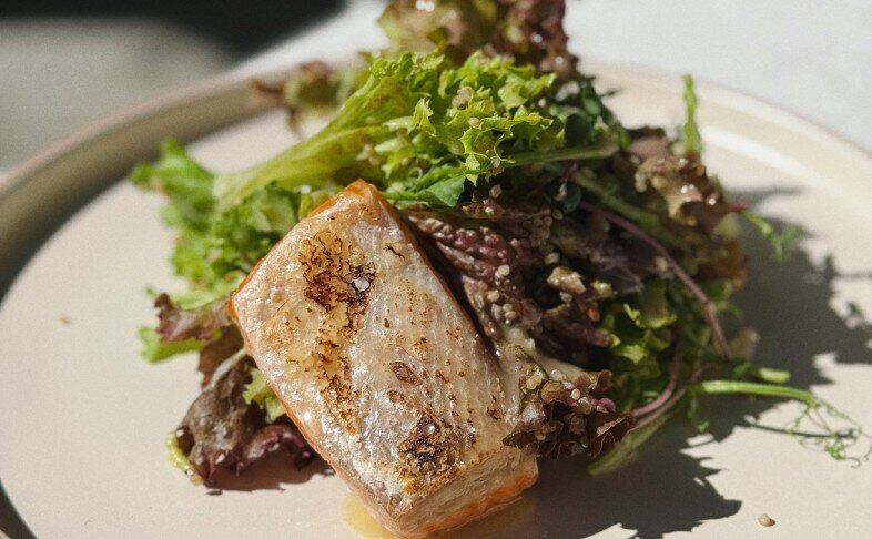 Салат с печёным лососем, киноа и гуакамоле