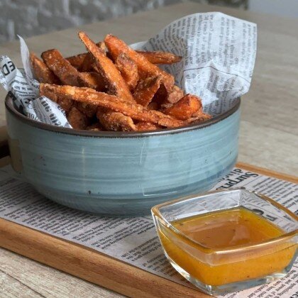 Запеченный батат с сыром "Пармезан" и медово-горчичным соусом