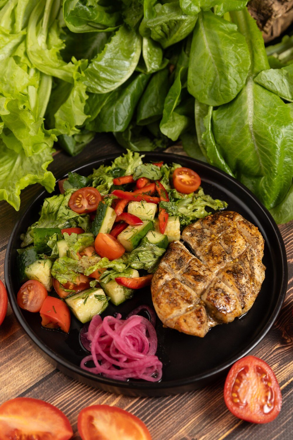 Куриное филе с овощным салатом