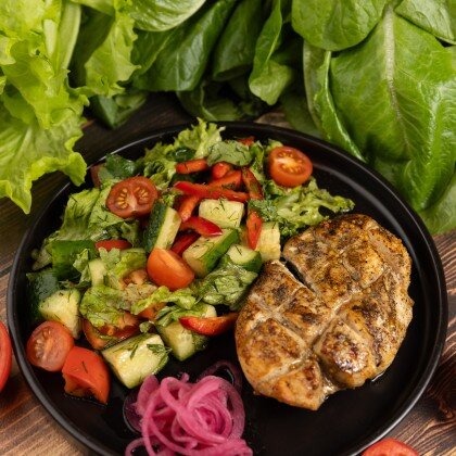 Куриное филе с овощным салатом