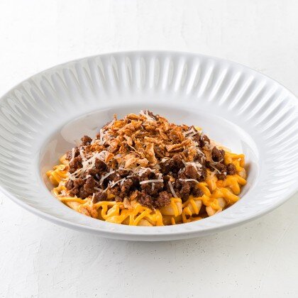 Картофель фри с сырным соусом и котлетой Black Angus