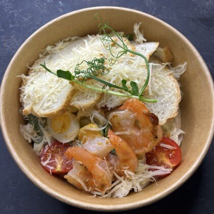 Салат "Цезарь с креветкой  и перепелиным яйцом"