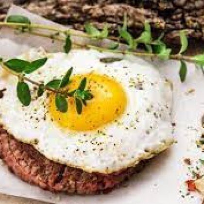 Бифштекс с яйцом