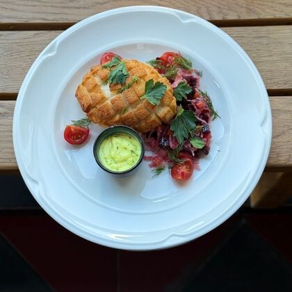 Котлета пожарского с русским винегретом и соусом айоли