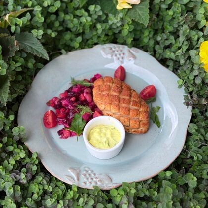 Котлета пожарского с русским винегретом и соусом айоли