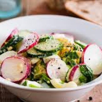 Салат из редиса, огурца, зеленого лука со сметаной  и яйцом