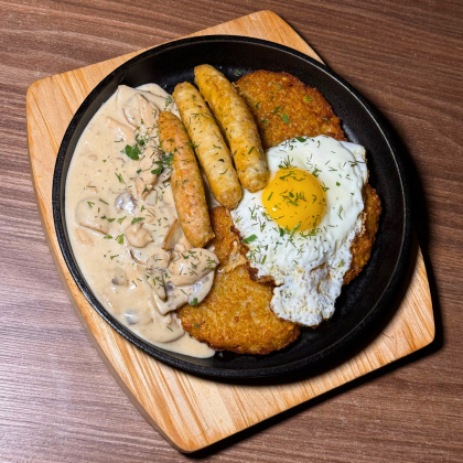 Сковородка с драниками и колбасками