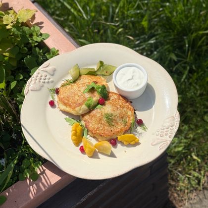 Колдуны с разным мясом, сметаной и малосольным огурцом