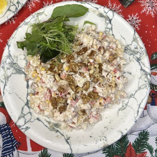 Салат с курицей и ананасом