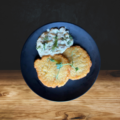 Драники с грибами и сливочным соусом