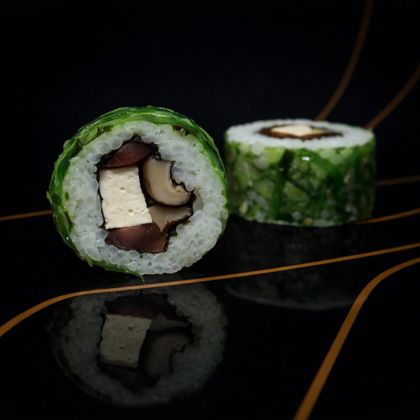 Ролл веганский с шиитаке и томатом