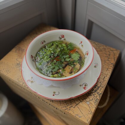 Рамэн с говядиной, лапшой, яйцом, зеленым луком, кинзой и чили