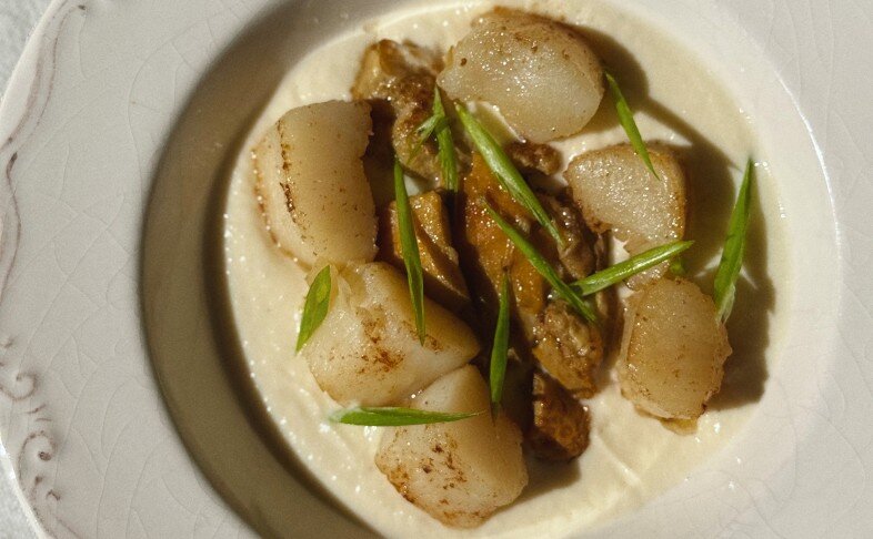 Морские гребешки с белыми грибами и пюре из цветной капусты