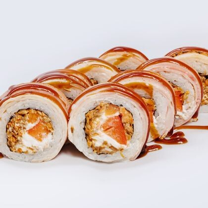 С опаленным беконом и лососем терияки