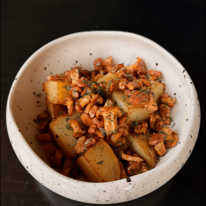 ЖАРЕНЫЕ ЛИСИЧКИ
С КАРТОФЕЛЕМ