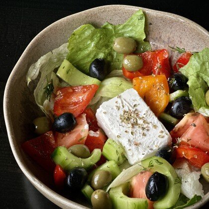 Салат из свежих овощей с сыром фета