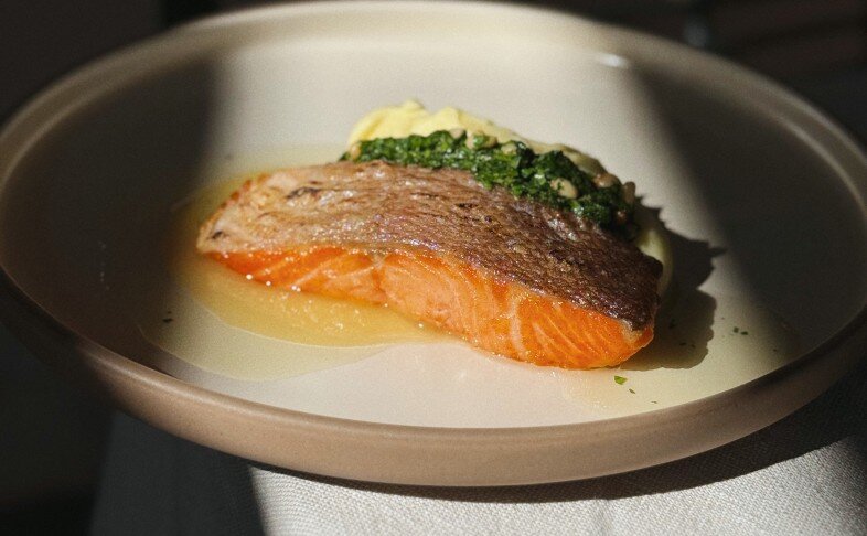 Форель с картофельным пюре и лаймовым соусом чимичурри