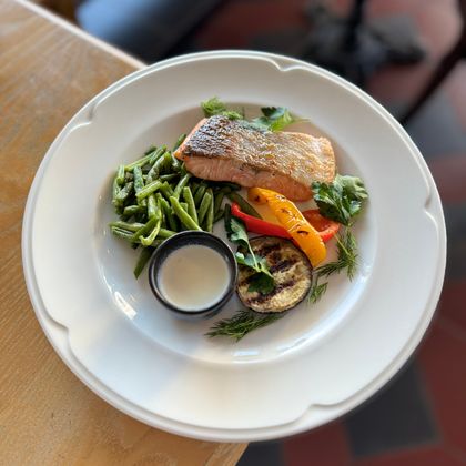 Филе лосося с овощами и сливочным соусом