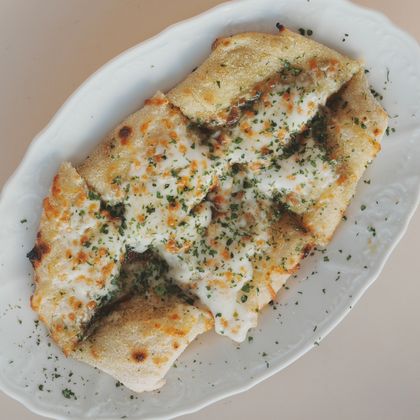 Фокачча с чесноком и сыром моцарелла