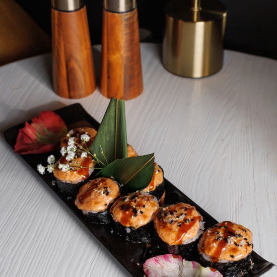 Ролл запеченный с лососем