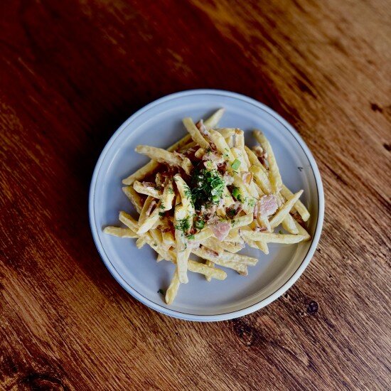 Картофель фри с соусом и беконом