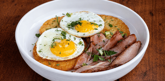 Драники с беконом и яйцом