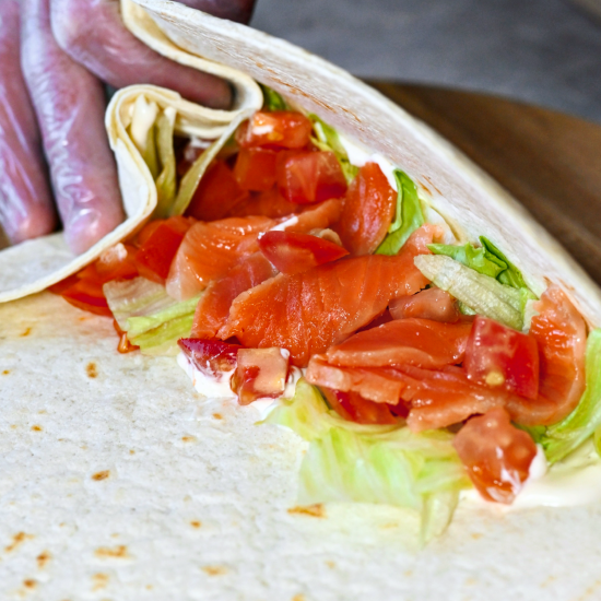 Ролл с форелью