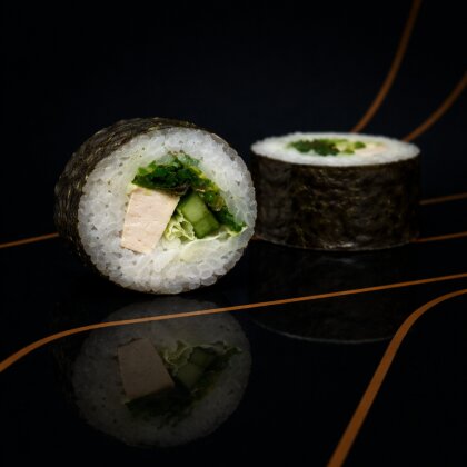 Ролл с чукой и огурцом