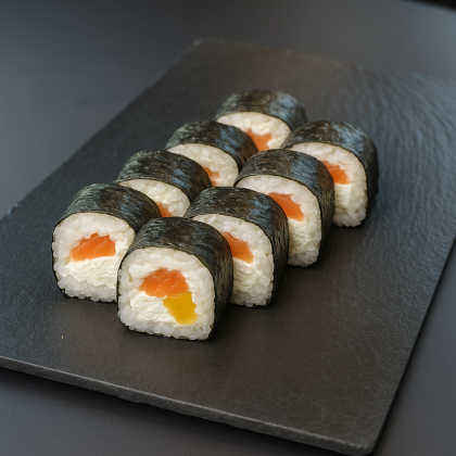 Ролл с лососем и такуаном