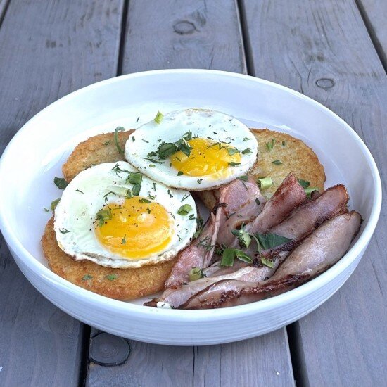 Драники с беконом и яйцом